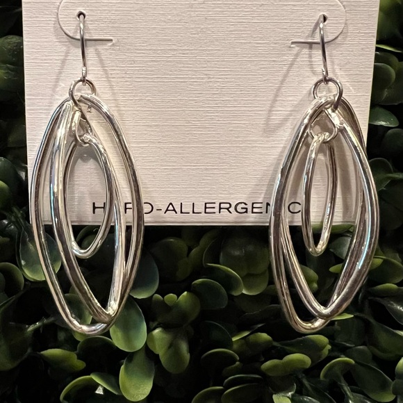 Liz Claiborne Silver Tone Triple Oval Dangle Earrings NWT - Picture 2 of 3